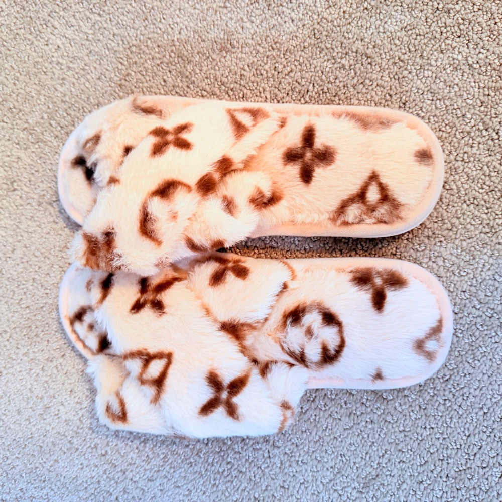 Boutique Brand Faux Fur Slippers size 9 NWT